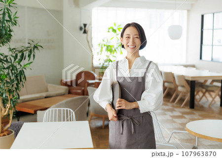 カフェ店員 107963870