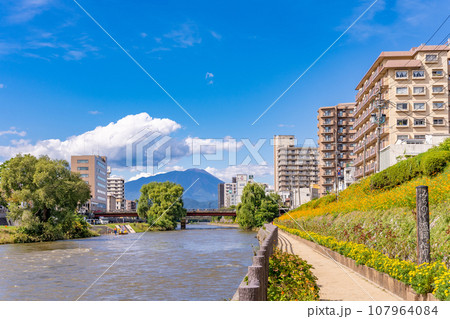 開運橋から望む北上川と岩手山　開運橋花壇と遊歩道　盛岡の表玄関 107964084
