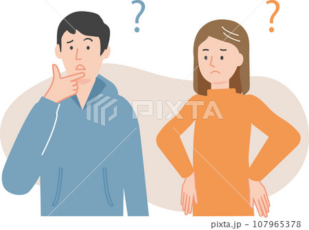 疑問で首をかしげる若い夫婦 107965378