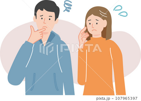 悩みながら首をかしげる若い夫婦 107965397