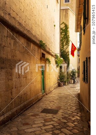 Narrow street, old town of Kotor, Montenegro 107965415