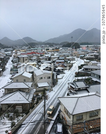 雪に包まれた住宅街 107965645