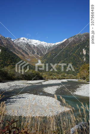 晩秋の梓川に映える穂高連峰 晩秋の梓川に映える穂高連峰 107966489