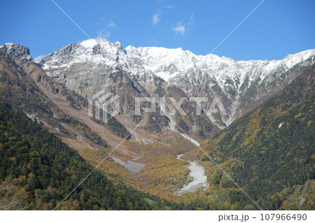 晩秋に雪化粧した穂高連峰 107966490