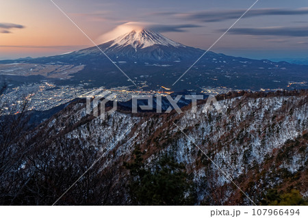 三ツ峠から見る朝焼けの笠雲を被った富士山 三ツ峠から見る朝焼けの笠雲を被った富士山 107966494