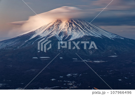 三ツ峠から見る朝焼けの笠雲を被った富士山 三ツ峠から見る朝焼けの笠雲を被った富士山 107966496