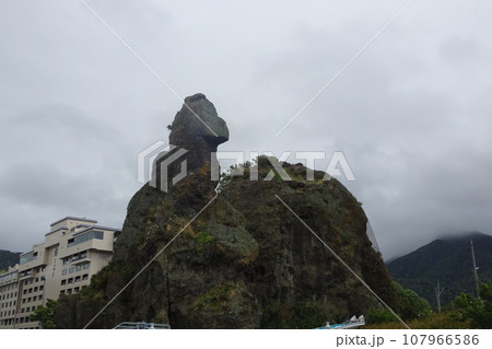 北海道　ウトロのゴジラ岩 107966586
