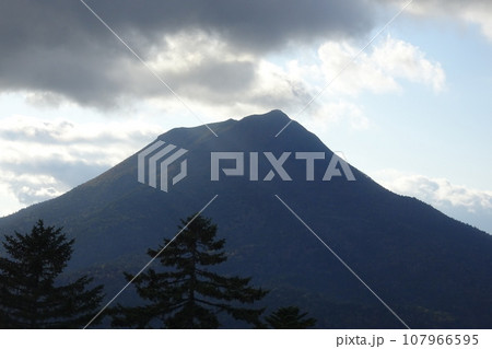 北海道　阿寒湖　雄阿寒岳 107966595