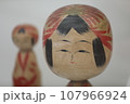 澄ました顔のこけし 107966924
