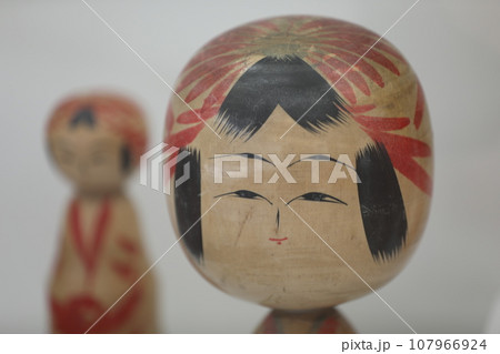 澄ました顔のこけし 107966924