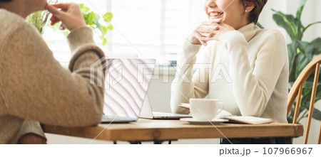 カフェで談笑する女性 107966967