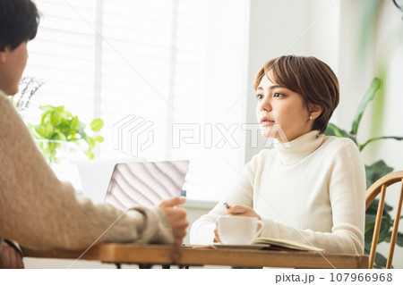 カフェでくつろぐカップル 107966968