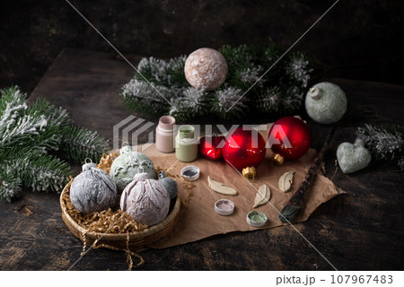 Process of reworking and reusing Christmas toys 107967483