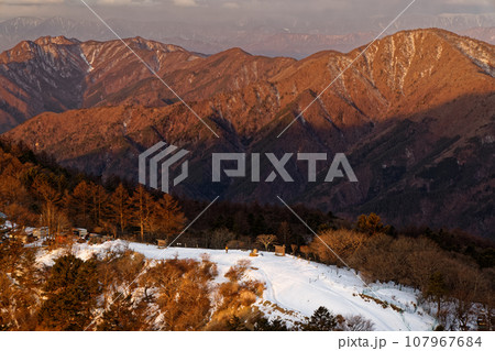 三ツ峠・開運山から見る朝焼けの御坂山地 三ツ峠・開運山から見る朝焼けの御坂山地 107967684