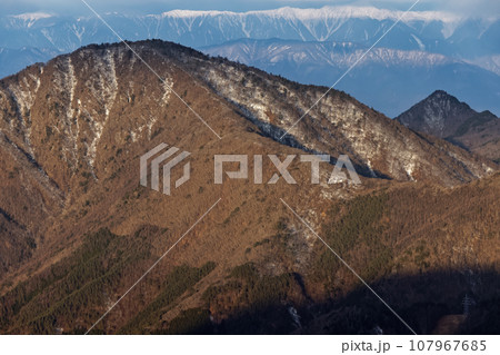 三ツ峠・開運山から見る朝の御坂黒岳と釈迦ヶ岳 107967685