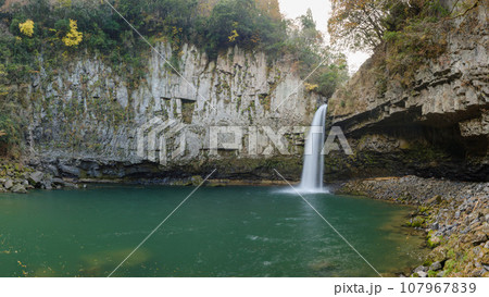 宮崎_うのこの滝と紅葉の風景 107967839
