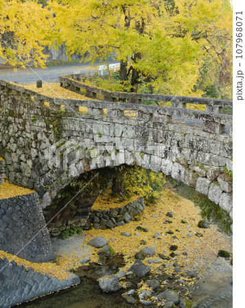 熊本_二俣橋と紅葉の絶景風景 107968071