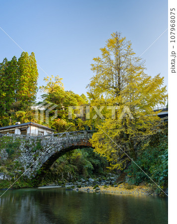 熊本_二俣橋と紅葉の絶景風景 107968075