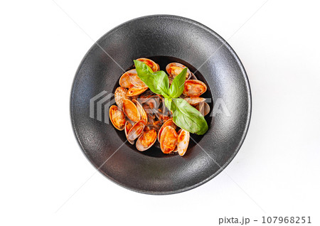 Spaghetti vongole with tomato pasta and basil 107968251
