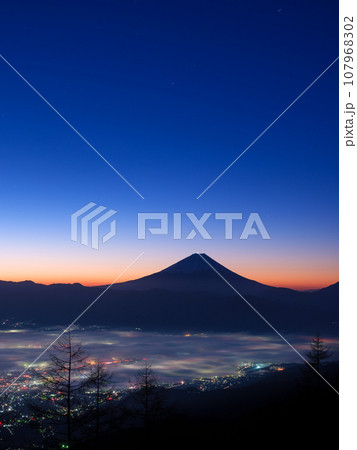 山梨_甘利山から見る甲府盆地と富士山の夜明けの絶景風景 107968302