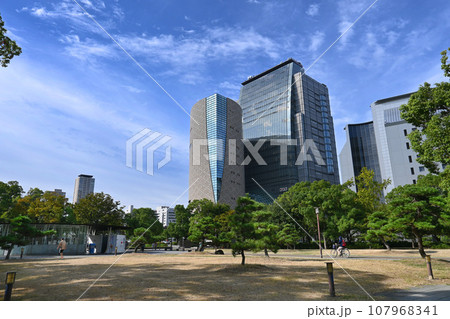 10月に大阪城公園から見上げる歴史博物館 10月に大阪城公園から見上げる歴史博物館 107968341