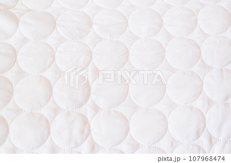 白いキルティング加工生地 白いキルティング加工生地 107968474