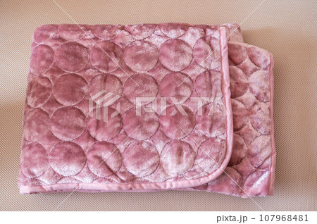 折り畳んだマットレス 107968481