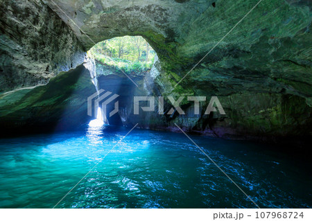 静岡伊豆_堂ヶ島天窓洞の絶景風景 107968724
