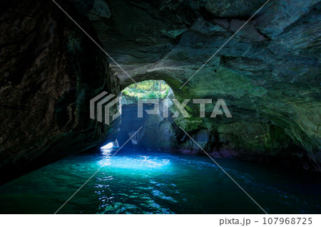 静岡伊豆_堂ヶ島天窓洞の絶景風景 107968725