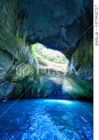 静岡伊豆_堂ヶ島天窓洞の絶景風景 静岡伊豆_堂ヶ島天窓洞の絶景風景 107968727