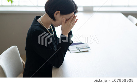 お葬式　お通夜　香典 107968909