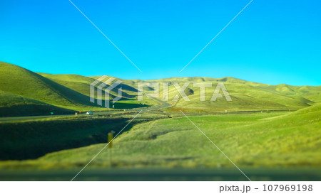 青空と緑に映える広大な高原の風景 107969198