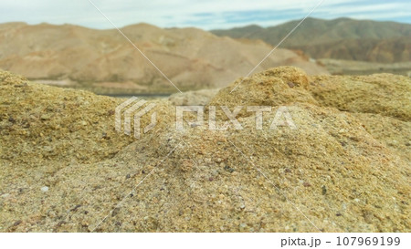風化した岩山と太古の大地(レッド・ロック・キャニオン) 107969199