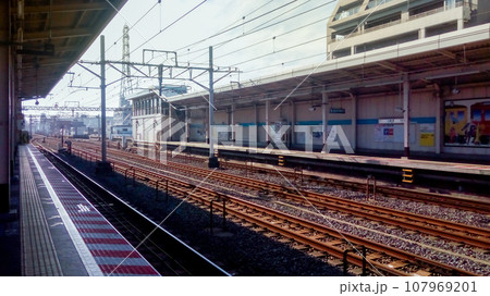 駅のホームから線路を眺める 駅のホームから線路を眺める 107969201