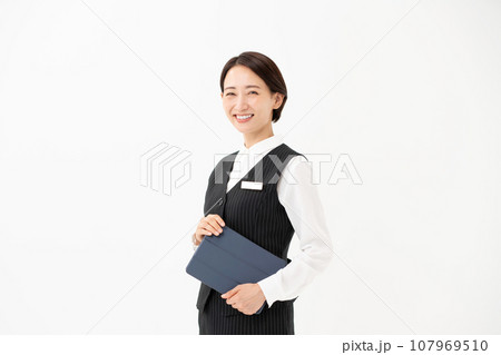 制服の女性　ビジネス　タブレット 107969510