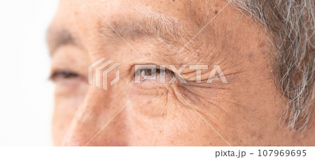 シニア男性　目元 107969695