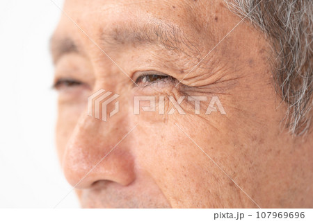 シニア男性 目元 シニア男性 目元 107969696