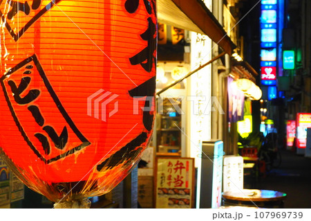 飲み屋街イメージ　赤ちょうちん 107969739