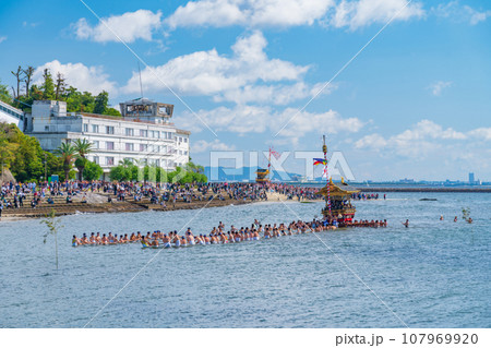 三谷祭、山車が海を渡る海中渡御〈愛知県蒲郡市〉 107969920