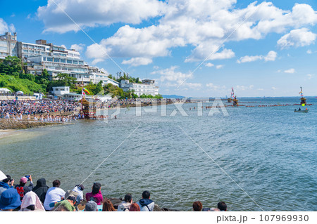 三谷祭、山車が海を渡る海中渡御〈愛知県蒲郡市〉 三谷祭、山車が海を渡る海中渡御〈愛知県蒲郡市〉 107969930