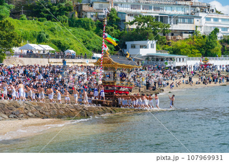 三谷祭、山車が海を渡る海中渡御〈愛知県蒲郡市〉 107969931