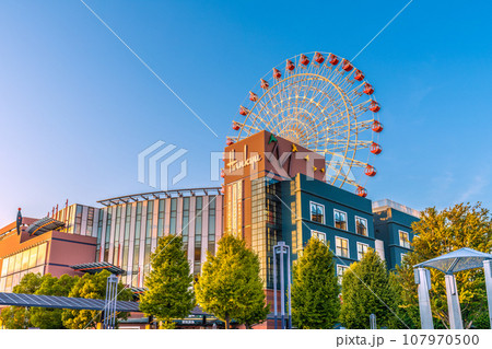 日本の横浜都市景観 10月。センター北駅前・青空と夕日に映える観覧車や都築阪急などを望む 日本の横浜都市景観 10月。センター北駅前・青空と夕日に映える観覧車や都築阪急などを望む 107970500