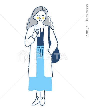 ドリンクを持って立つ女性 全身 f22 ドリンクを持って立つ女性 全身 f22 107970559