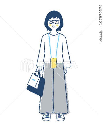 笑顔の若い女性　全身　f-5 107970576