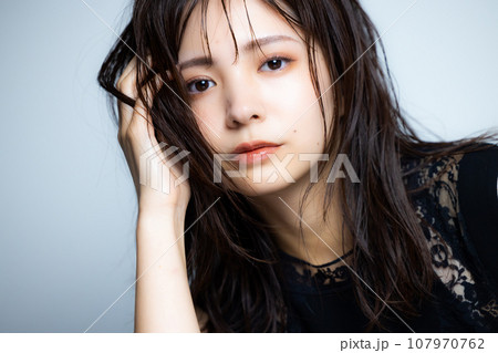 黒のノースリーブの女性 黒のノースリーブの女性 107970762