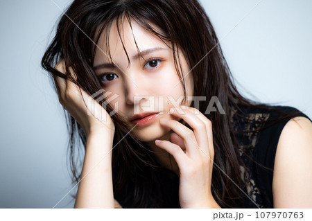 黒のノースリーブの女性　 107970763