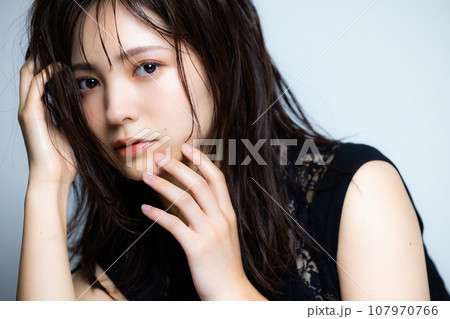 黒のノースリーブの女性　 107970766