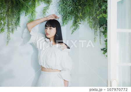 ロングヘアの女性 ロングヘアの女性 107970772