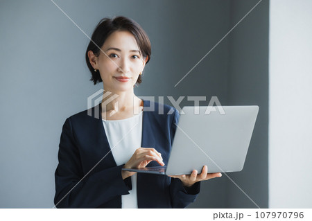 ビジネスウーマン ビジネスウーマン 107970796