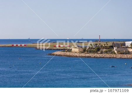 フランス、ニースの地中海とニース空港の景色 フランス、ニースの地中海とニース空港の景色 107971109